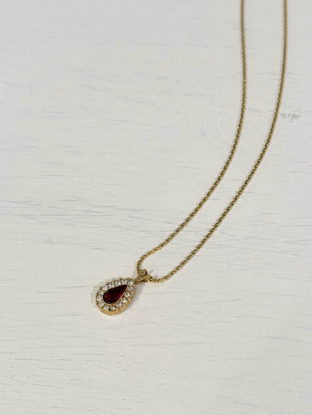 Avon Vintage Teardrop Pendant Necklace - Picture 1 of 6
